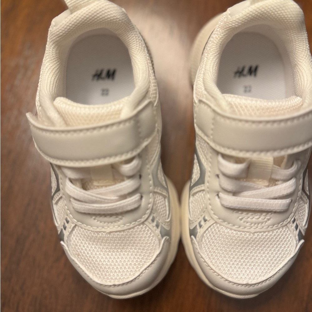 H&M Kids Silver and White Sneakers - Picture 4 of 6